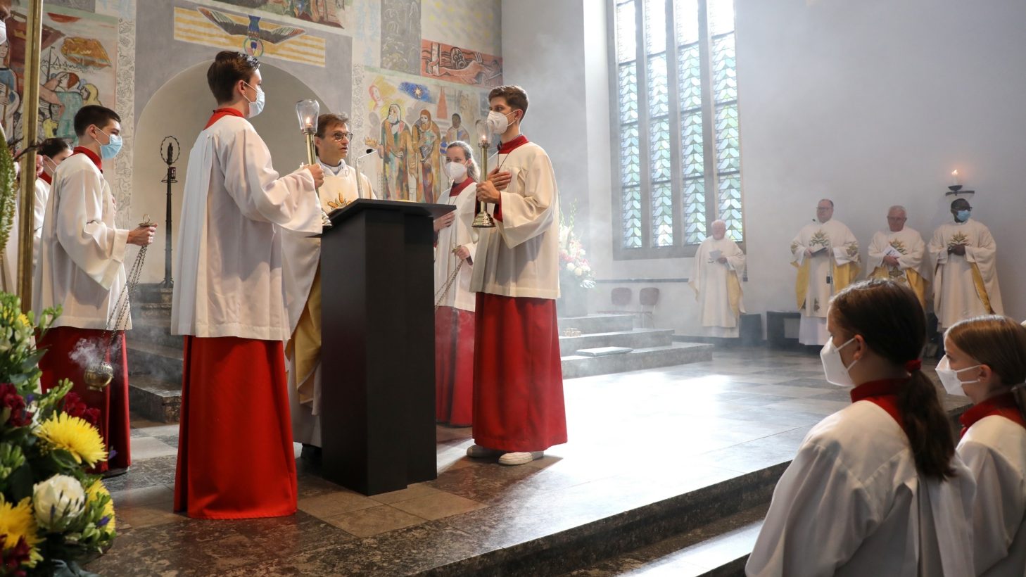 Messdiener am Altar